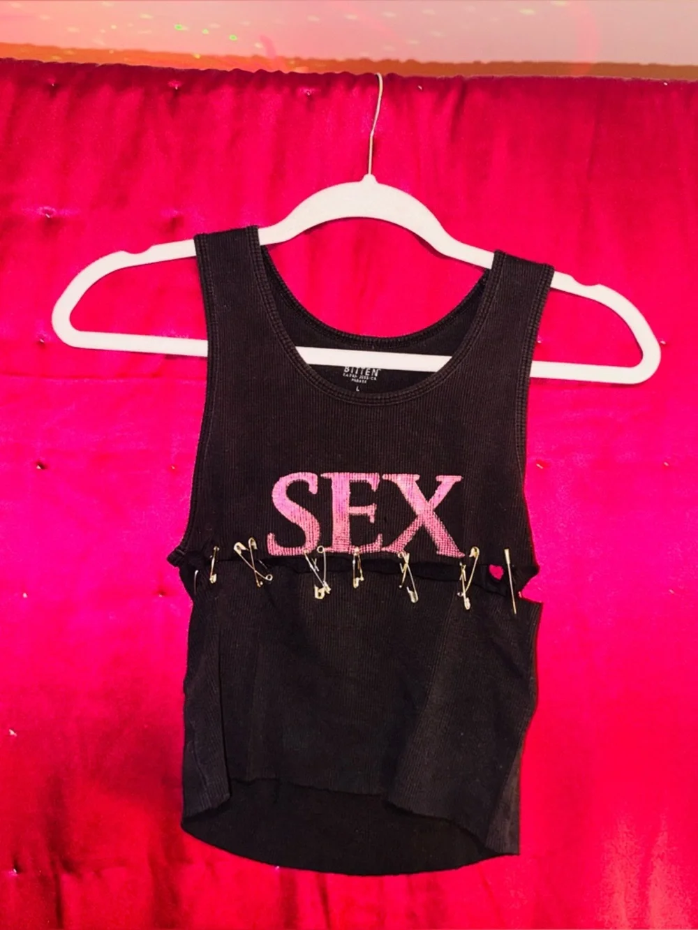 👑 Size Large “S e x” Bitten by Sarah Jessica Parker Black Ribbed Tank - Picture 7 of 7